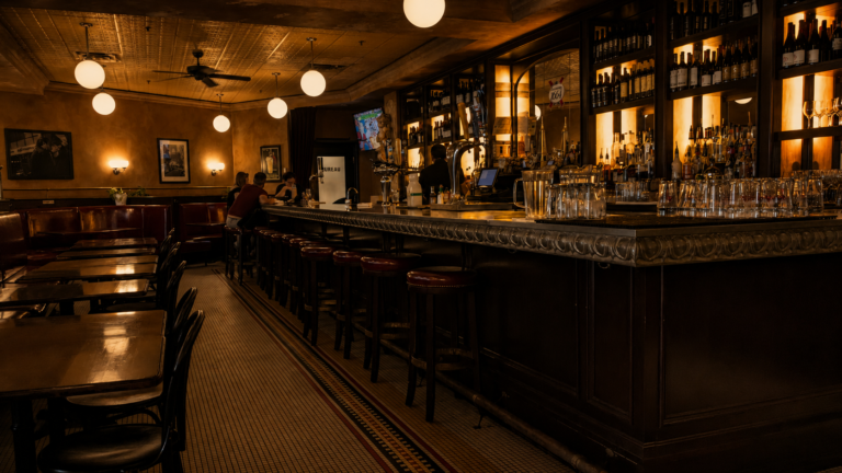 The zinc bar at Metropolitain Brasserie